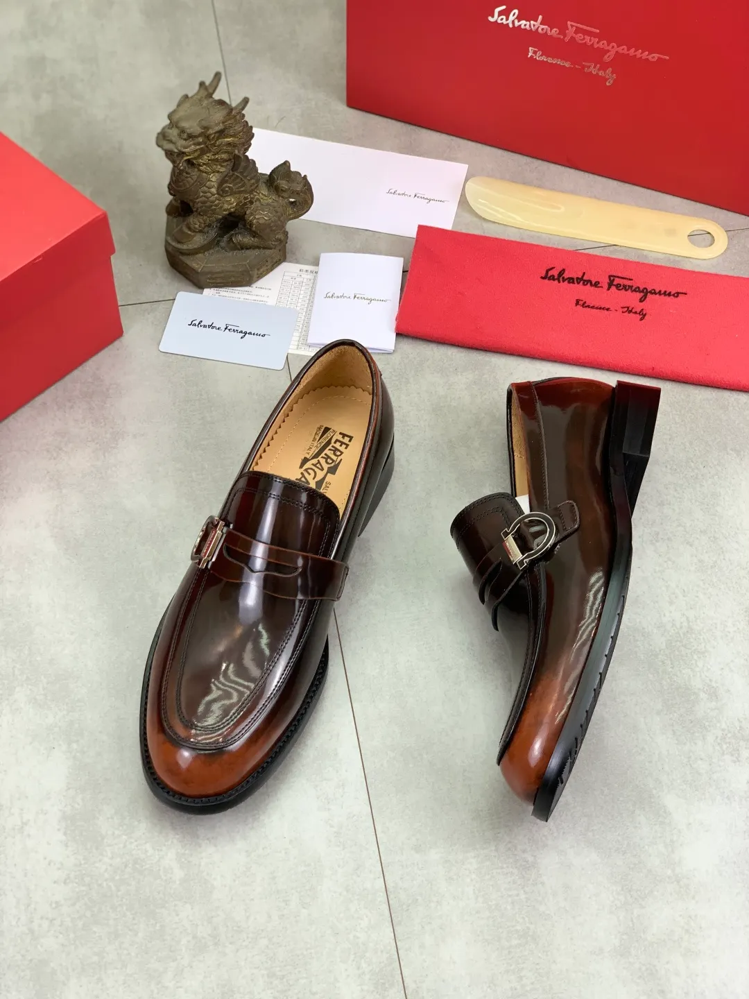 Men's Men's Shoes 💰P562💰[New Style] Water-dyed Niuli 🆘[Salvatore Ferragamo] Ferragamo's latest casual business leather shoes for men! Listed simultaneously! The fabric is made of specially imported original open-edge beaded calfskin, and the interior is made of imported water-dyed cowhide. It is absolutely luxurious and leads the fashion trend. Matching code: 38-44 (45 and 46 can be customized) Black, brown and burgundy colors available